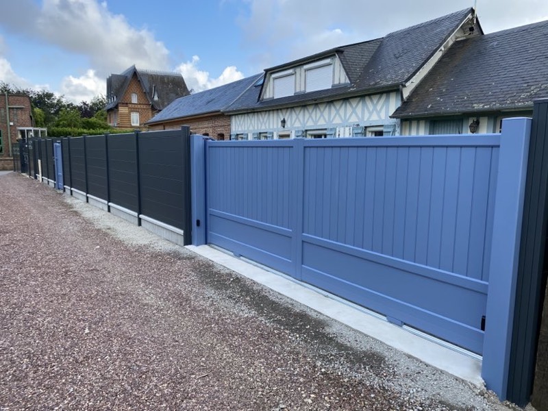 Portails aluminium — réalisation Clôtures Tropardy (portail aluminium motorisé autoportant), réf. 03