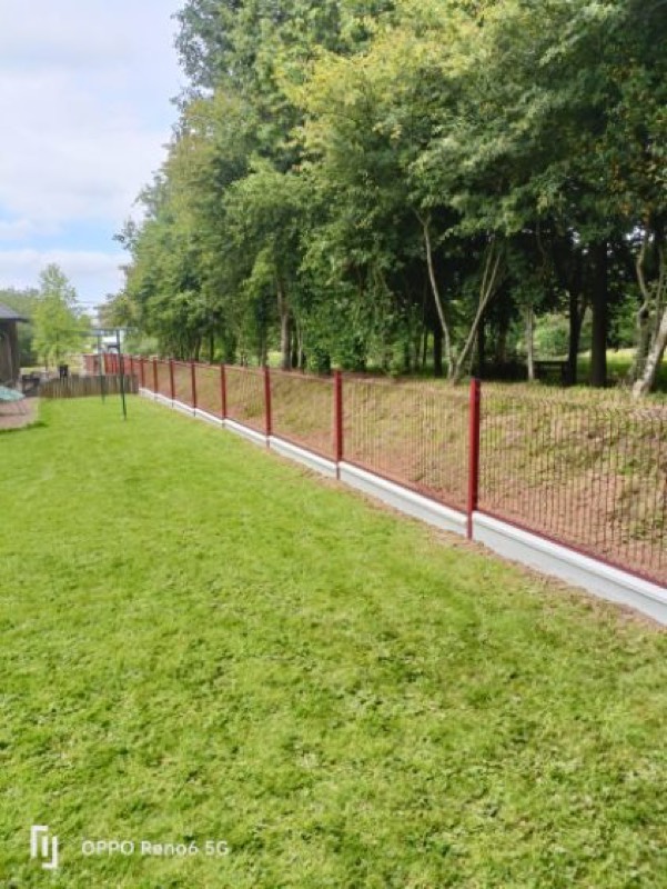 Avec plaques de soubassement — réalisation Clôtures Tropardy (clôture rigide avec plaque de soubassement béton), réf. 08