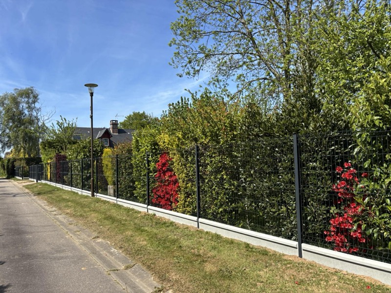 Avec plaques de soubassement — réalisation Clôtures Tropardy (clôture rigide avec plaque de soubassement béton), réf. 01