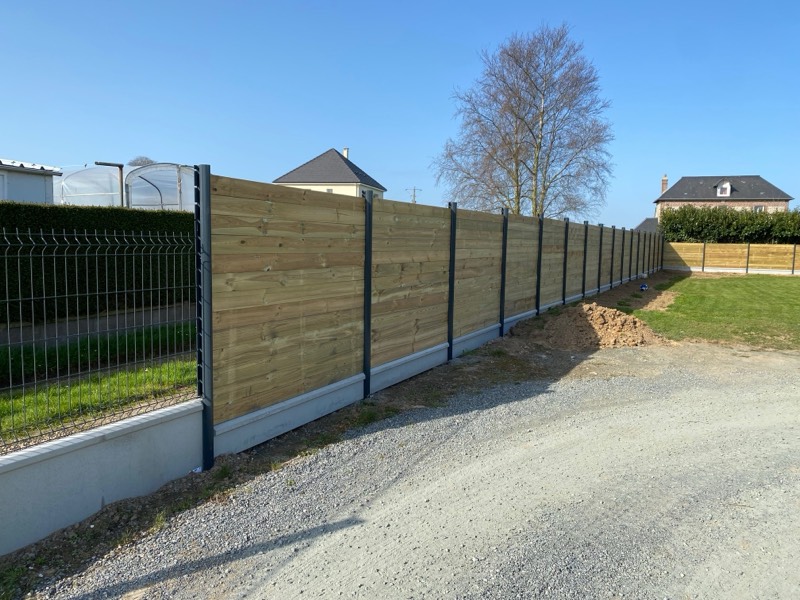 Clôtures bois — réalisation Clôtures Tropardy (clôture bois occultante planches poteaux acier), réf. 03