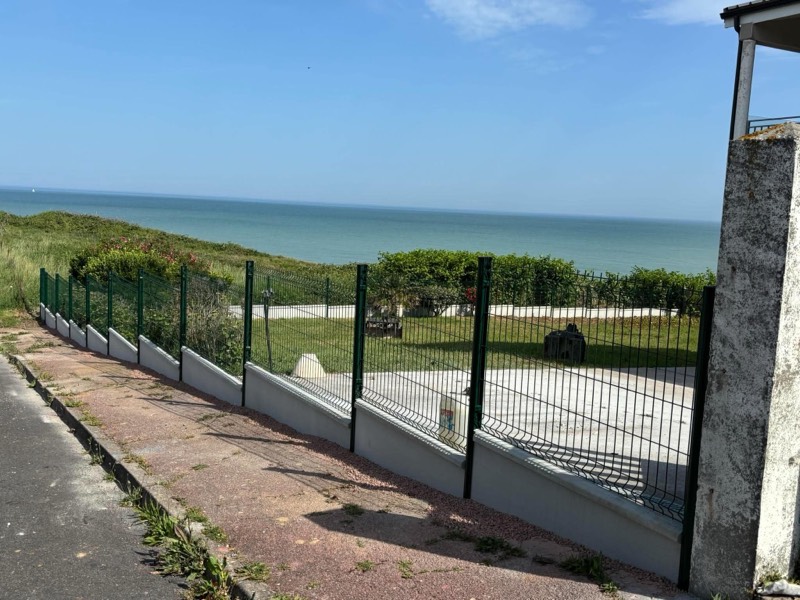 Avec plaques de soubassement — réalisation Clôtures Tropardy (clôture rigide avec plaque de soubassement béton), réf. 02